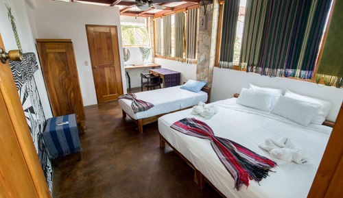 Chambre Triple Deluxe, 1 chambre, salle de bains privée, vue partielle sur l'océan