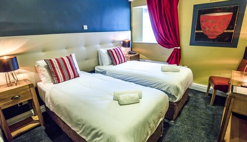 Chambre Classique Double ou avec lits jumeaux, salle de bains attenante