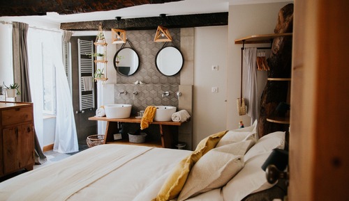 Chambre Confort Double ou avec lits jumeaux, salle de bains attenante, vue jardin