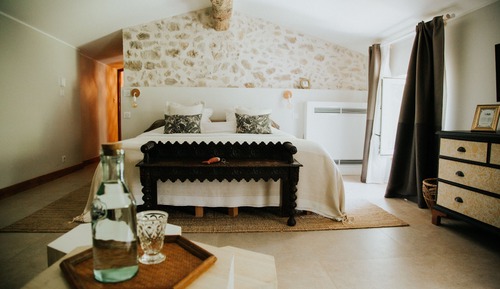 Chambre Confort Double ou avec lits jumeaux, salle de bains attenante, vue jardin