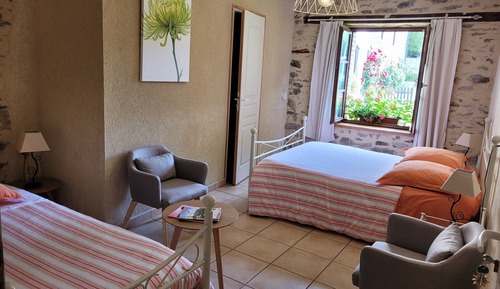 Chambre Triple Standard, salle de bains privée, vue jardin (La Chambre du Meunier)