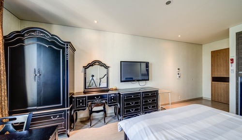 Chambre Double Standard, 1 grand lit, coin cuisine, dans les dépendances