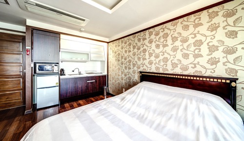Chambre Double Standard, coin cuisine, vue ville
