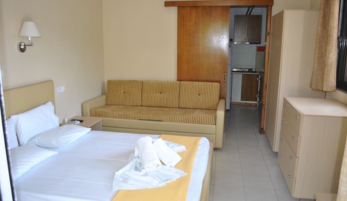 Chambre Double, 1 chambre, cuisine, vue partielle sur la mer