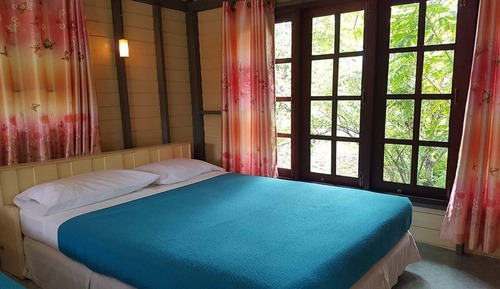 Chambre, en bord de piscine