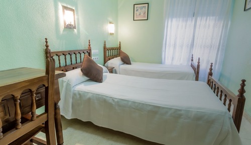 Chambre avec lits jumeaux, salle de bains commune