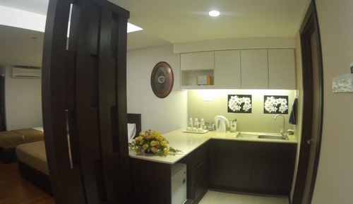 Chambre Triple (Studio Apartment)
