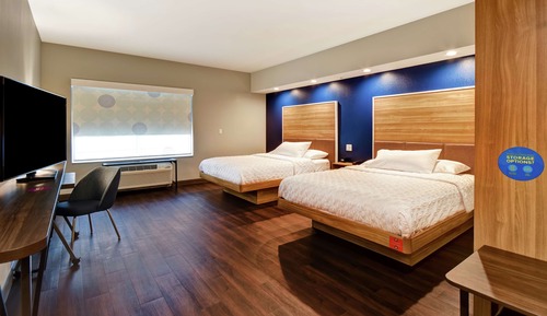 Chambre, 2 grands lits, accessible aux personnes à mobilité réduite, baignoire (Hearing)
