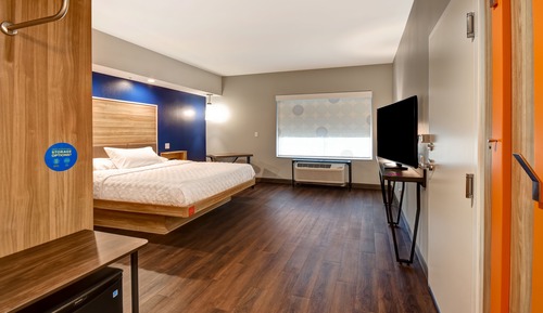 Chambre, 1 très grand lit, accessible aux personnes à mobilité réduite (Hearing)