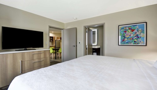 Suite, 1 très grand lit, accessible aux personnes à mobilité réduite (Roll-In Shower)