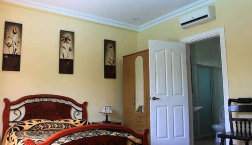 Chambre, vue piscine (Queen)