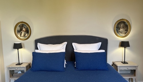 Suite Deluxe, salle de bains attenante, vue piscine (et jardin Amédée Saluces)