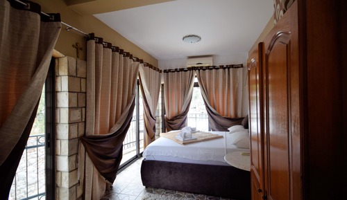 Chambre Double, balcon, vue partielle sur la mer