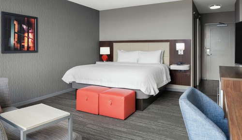 Chambre, 1 très grand lit, accessible aux personnes à mobilité réduite, réfrigérateur (Hearing)