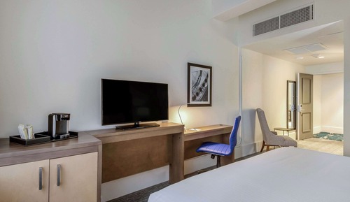Suite, 1 très grand lit et 1 canapé-lit, accessible aux personnes à mobilité réduite, non-fumeurs