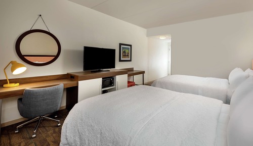 Chambre, 2 grands lits, réfrigérateur