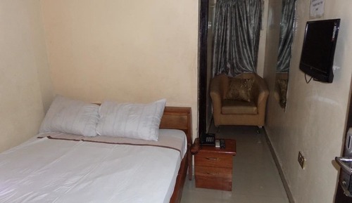 Chambre Simple Confort, 1 lit double, accessible aux personnes à mobilité réduite