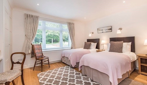 Chambre Supérieure avec lits jumeaux, salle de bains attenante, vue parc