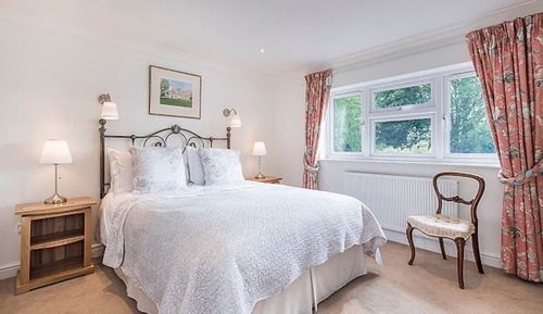 Chambre Double, salle de bains attenante, vue jardin