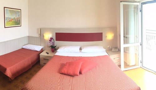 Chambre Triple, vue partielle sur le lac