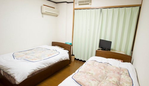Chambre avec lits jumeaux, salle de bains commune