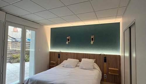Chambre Double, salle de bains attenante, vue cour intérieure