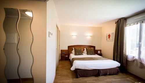 Chambre Quadruple Familiale, salle de bains attenante, vue jardin