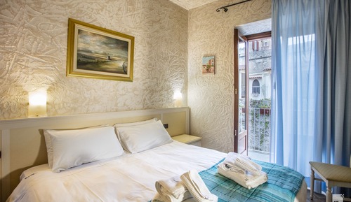 Appartement, cuisine, vue partielle sur la mer