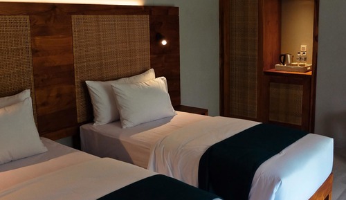 Chambre Deluxe avec lits jumeaux, 2 lits une place, vue piscine, en bord de piscine