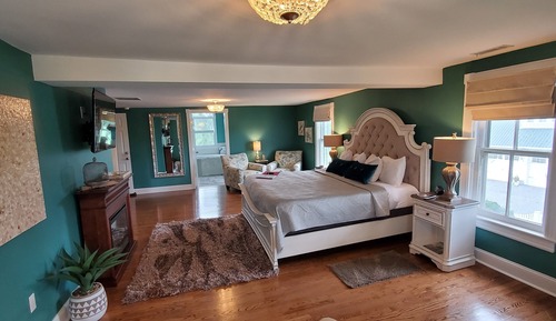 Chambre, 1 très grand lit, salle de bains privée (Robbins Room)