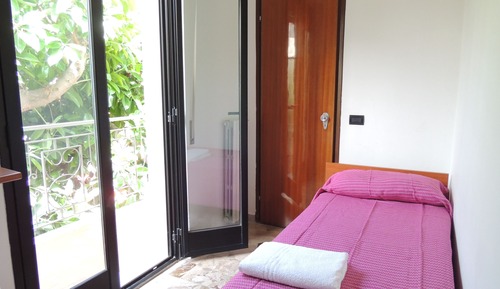Chambre Simple, balcon, vue partielle sur la mer (2)