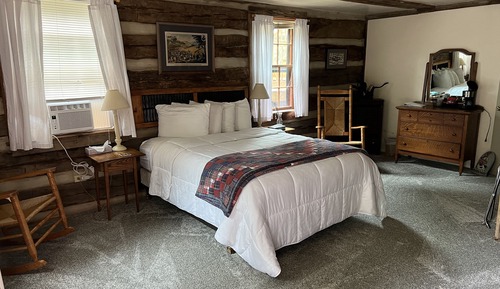 Chambre, salle de bains privée (Cyrus McCormick)