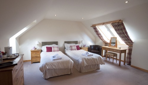 Chambre avec lits jumeaux, salle de bains attenante