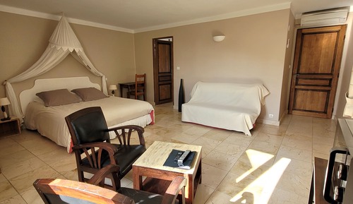 Chambre Double Confort, salle de bains privée, vue piscine