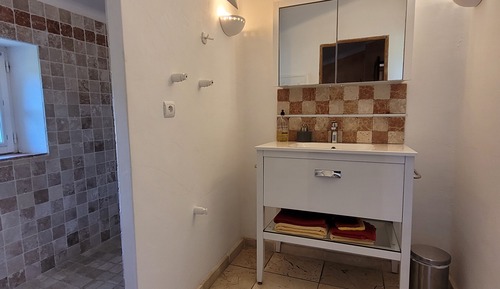 Chambre Double Confort, salle de bains attenante, vue piscine