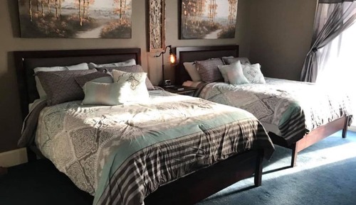 Chambre Double Confort pour 1 personne, 2 grands lits, salle de bains commune, côté cour intérieure