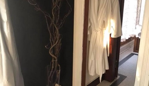 Suite Romantique, 1 grand lit, baignoire à jets, côté cour intérieure