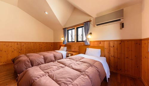Chambre, dans les dépendances (Maisonette)