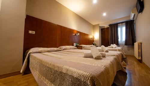 Chambre Double (with 2 extra beds)