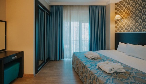 Suite Junior, 1 très grand lit et 1 canapé-lit, salle de bains privée, vue jardin