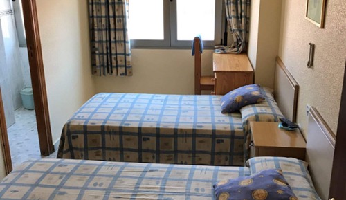 Chambre avec lits jumeaux, salle de bains commune