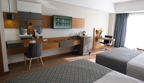 Deluxe Suite Side Sea View