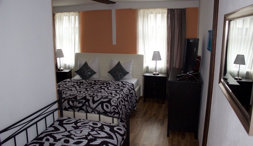 Chambre Triple Standard, salle de bains attenante, vue ville