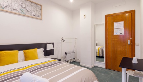 Chambre Double Économique, 1 lit double, salle de bains commune