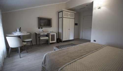 Chambre Supérieure, 1 grand lit et 1 canapé-lit, baignoire