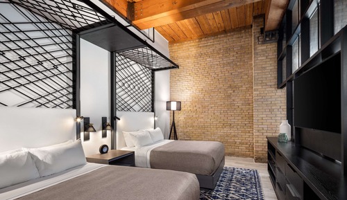 Chambre, 2 grands lits, accessible aux personnes à mobilité réduite, baignoire