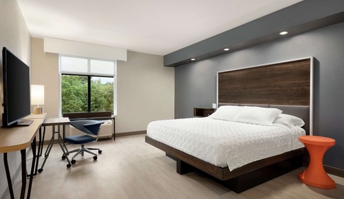 Chambre, 1 très grand lit, accessible aux personnes à mobilité réduite, baignoire