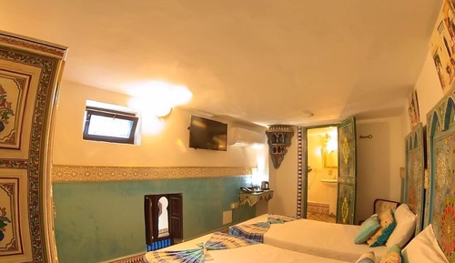 Chambre Design avec lits jumeaux, salle de bains attenante, dans la tour