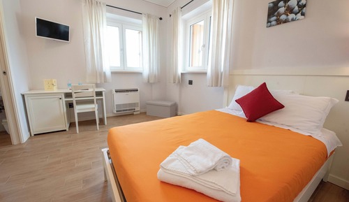 Chambre Simple Confort, 1 grand lit 1 place, non-fumeurs, vue cour intérieure