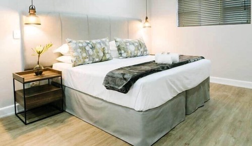 Chambre (King - In & Outside Doors)